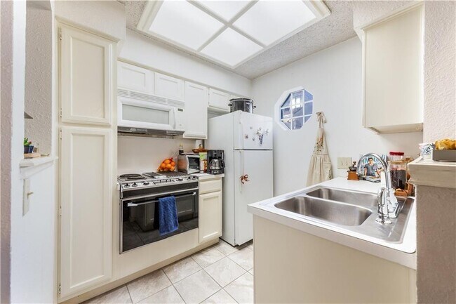 Building Photo - 3111 Tom Green St