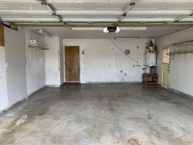 Building Photo - Single story home, large backyard, close t...