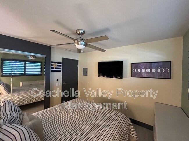 Building Photo - 2821 Los Felices Cir W