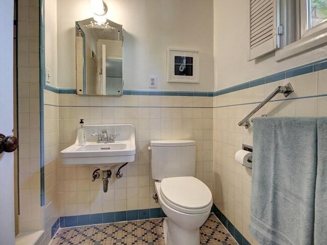 Building Photo - Charming Land Park Home. Modern Comfort Me...