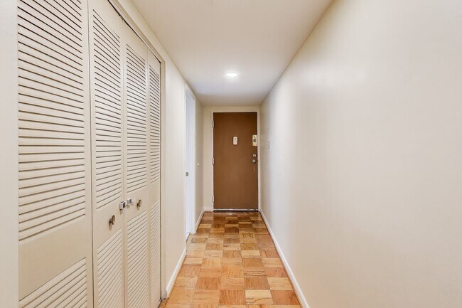 Building Photo - Spacious 2 + 2 Parkside Condo with All Uti...
