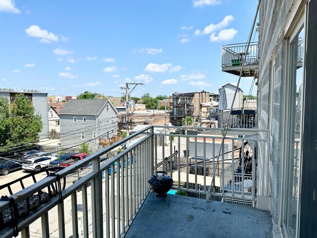 Building Photo - 1928 N Kedzie Ave