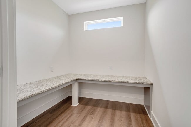 Building Photo - 2 Bedroom Home with Bonus Office/Flex Space!