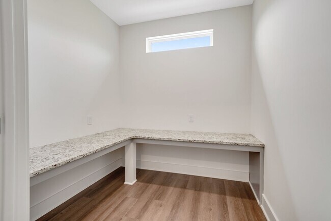 Building Photo - Split plan with bonus office/hobby room!