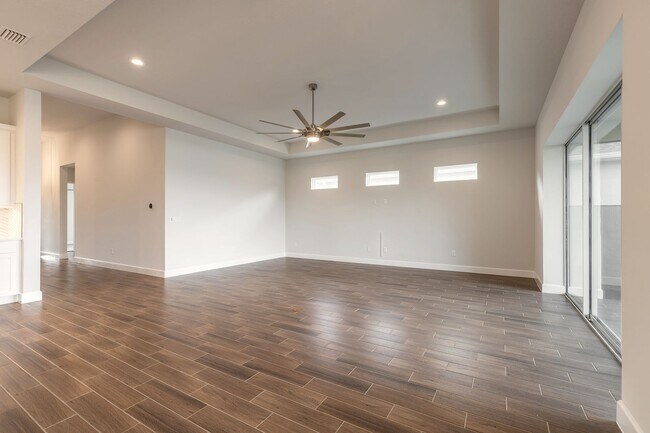 Building Photo - Like new home in Mosaic subdivision. 3 car garage