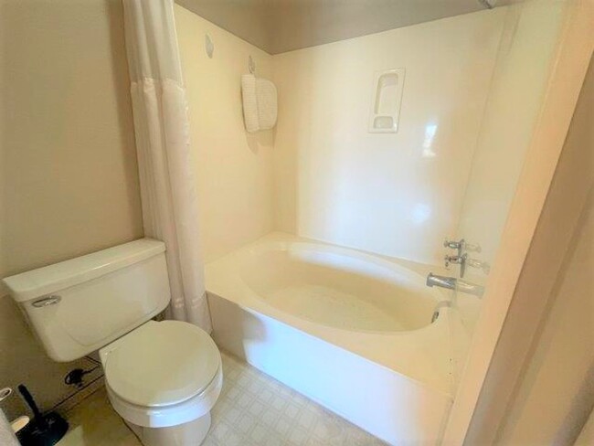 Building Photo - Clayton Beautiful 3 bedroom 2.5 bathroom w...