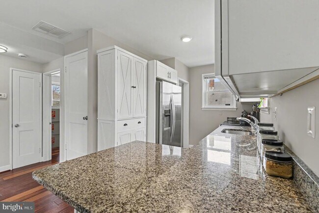 Building Photo - 2507 Glencoe Rd