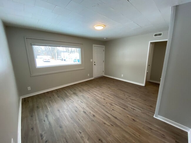 Building Photo - Charming 2 Bed 1 Bath