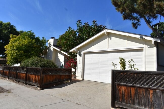 Building Photo - 3 bd 2 ba, House With Pool (San Carlos 92119)