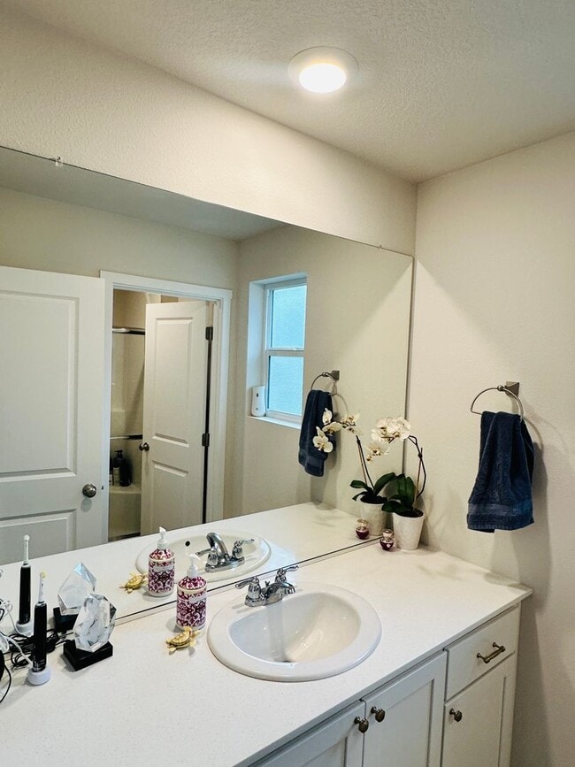 Building Photo - Beautiful Nearly New Ridgefield Home