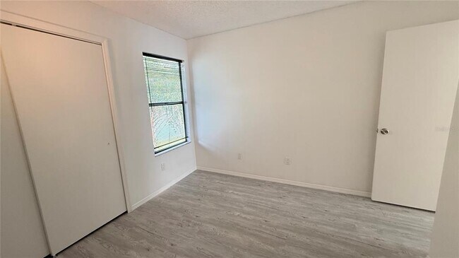 Building Photo - 72 Lakepointe Cir