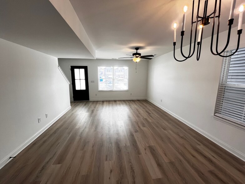 Building Photo - 2065 Aster Dr