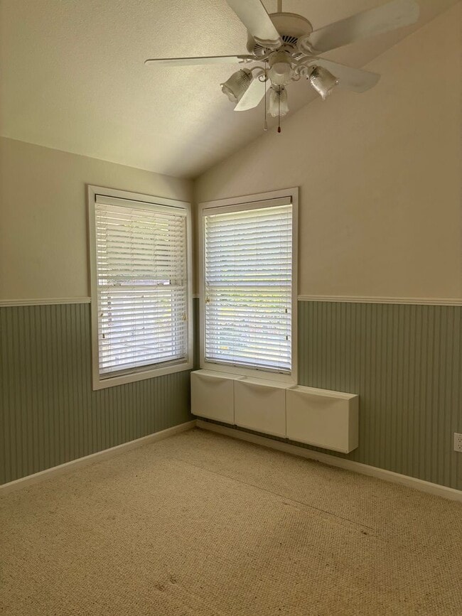 Building Photo - One Bedroom One Bath Gated Cottage