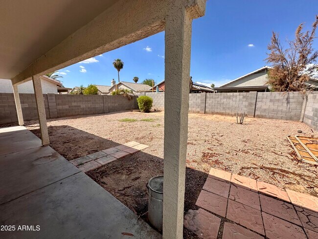 Building Photo - 866 E Morelos St
