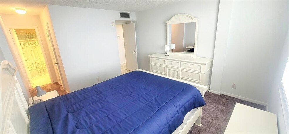 Building Photo - 1009 N Ocean Blvd