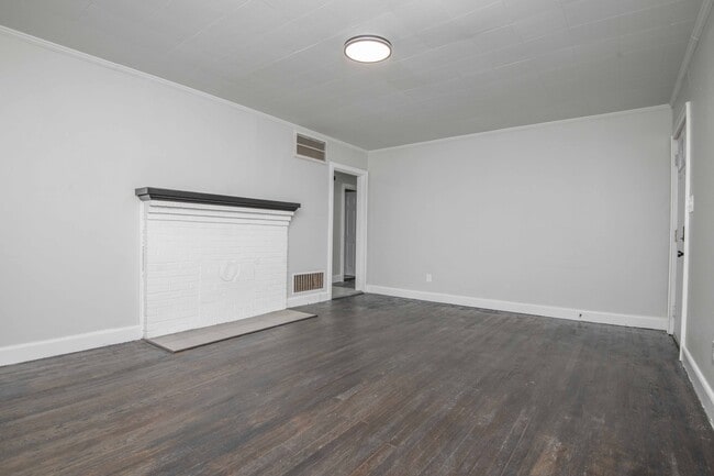 Building Photo - 2440 Woodbine Ave