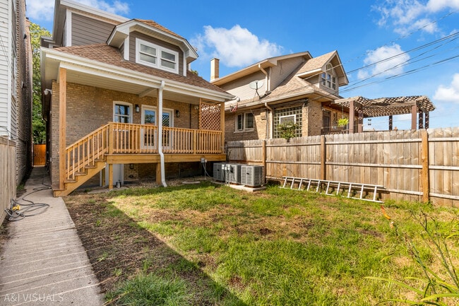 Building Photo - 5841 N Medina Ave