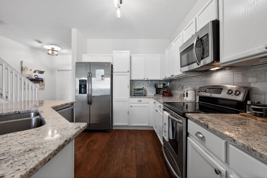 Building Photo - 8023 Bellagio Ln