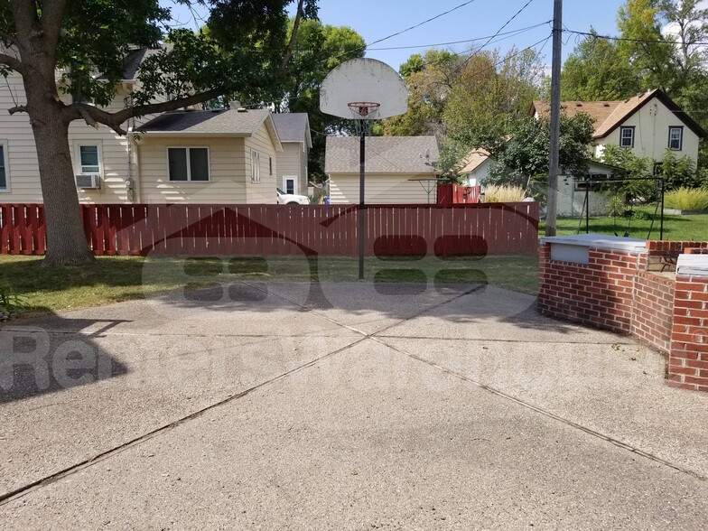 Building Photo - 616 2nd St NE