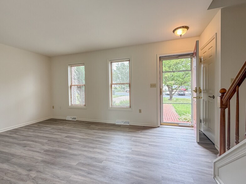 Building Photo - 28 Pheasant Ln