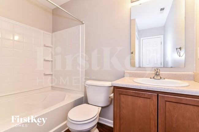 Building Photo - 673 Loon Ln