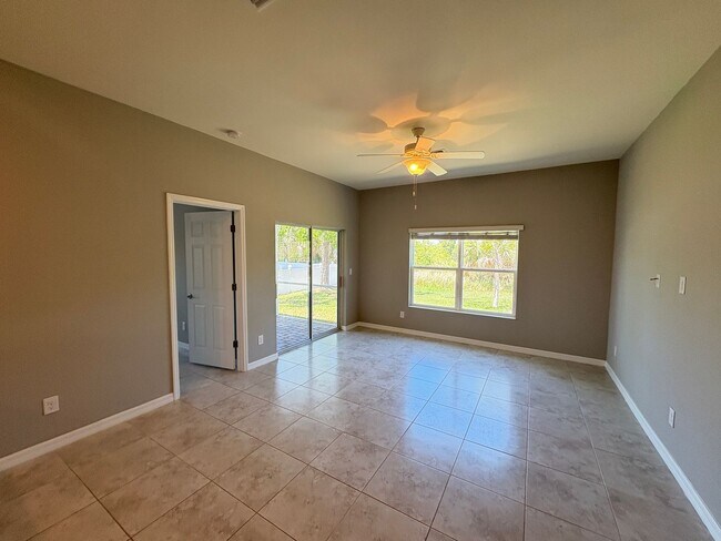 Building Photo - 3 Bed, 2 Bath Home with Screened Lanai & S...