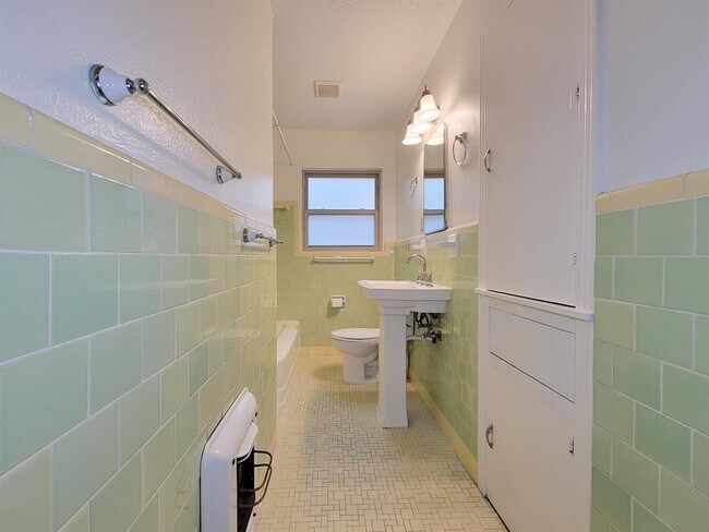 Building Photo - 2249 Branard St