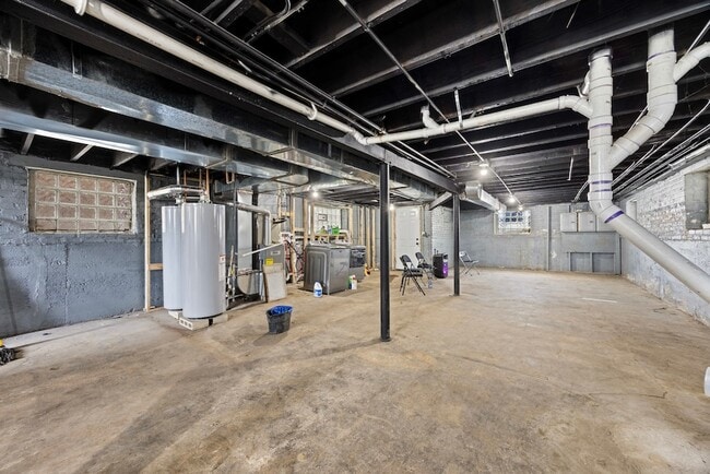 Building Photo - 8332 S May St