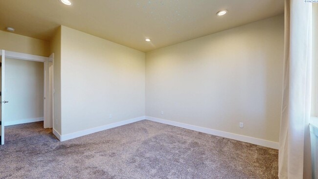 Building Photo - 4 bed, 4 bath home in Kennewick