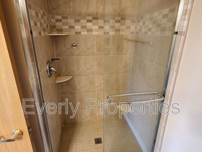 Building Photo - 6935 70th Ct