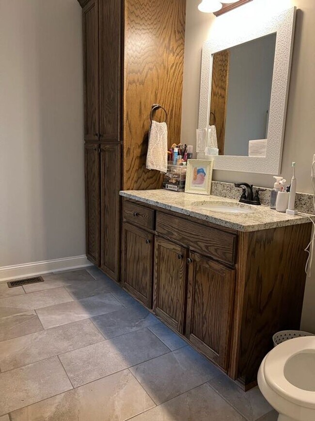 Building Photo - Updated Duplex in Auburn!