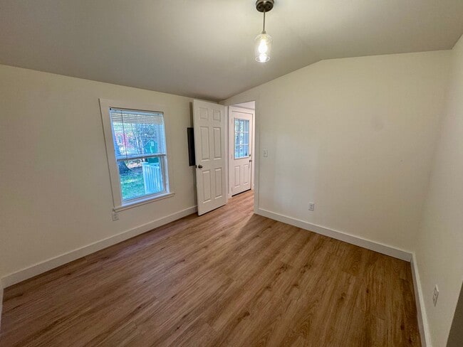 Building Photo - Renovated 2-bedroom Single Family in Dover, NH! | Heated Floors! | Washer/Dryer | Large Backyard ...