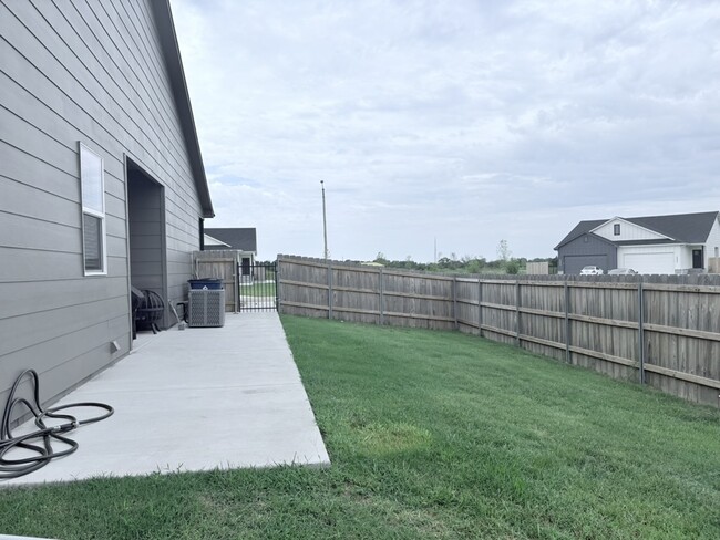 Building Photo - 5290 N Pinecrest Ct