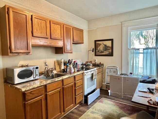 Building Photo - 138 King St