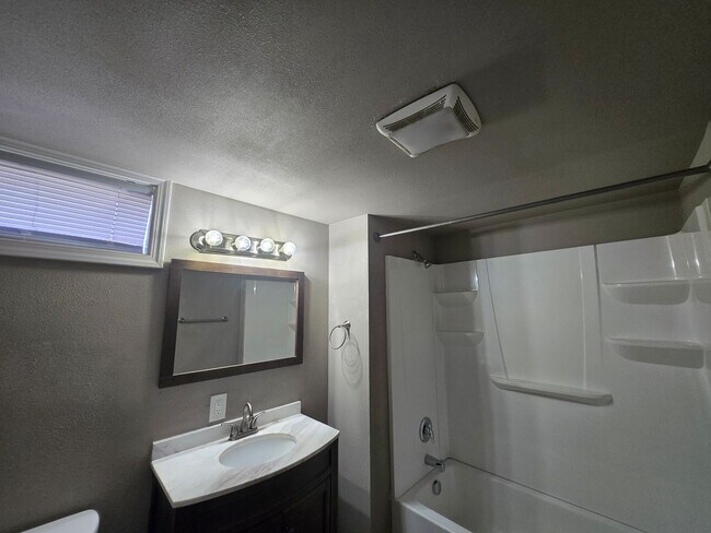 Building Photo - 3 Bedroom - 2 Bath Home in Spokane Valley