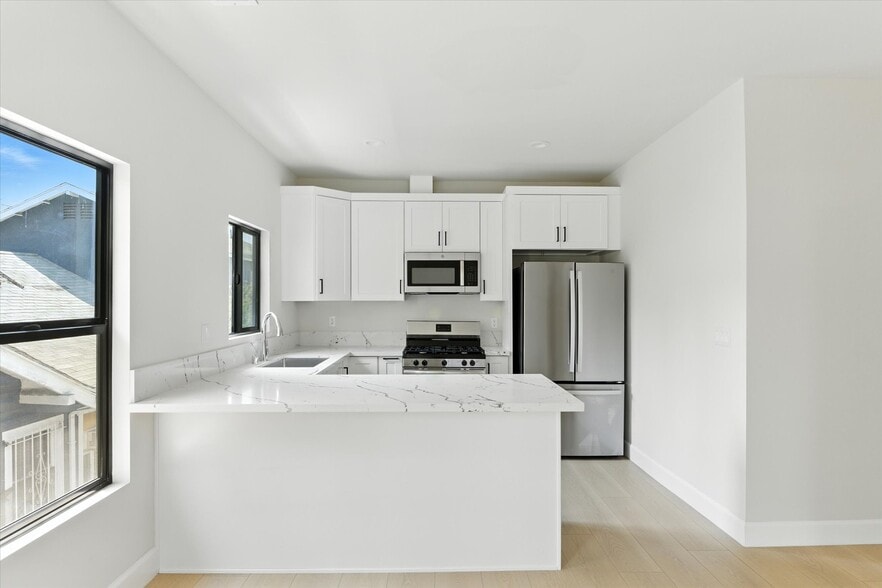 Building Photo - 1172 N Wilton Pl