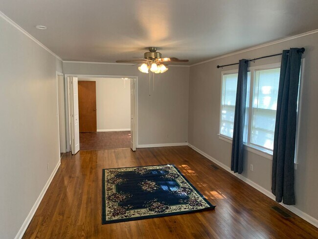 Building Photo - 805 N Hall Ave