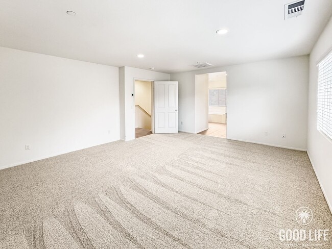 Building Photo - Beautiful 5Bd/3.5Ba Home in Cul-de-Sac in Riverside w/new Turf Back Yard and New Carpet!