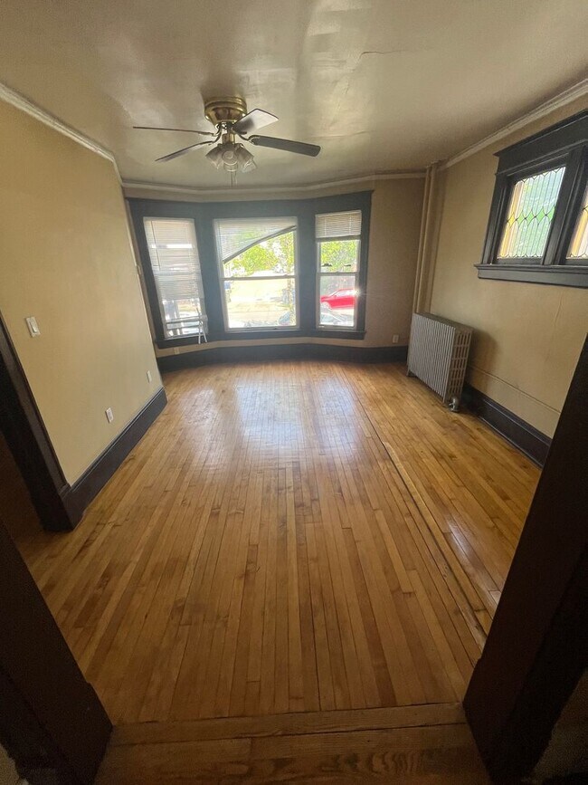 Building Photo - Spacious 2BR/1BA in Prime East Side Locati...