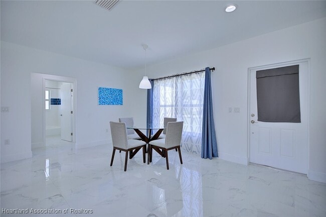 Building Photo - 827 Renault Ave