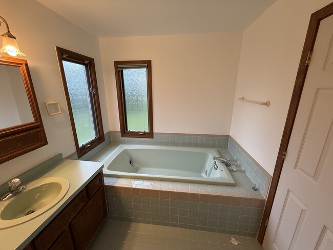 Building Photo - 2915 Chippewa Dr