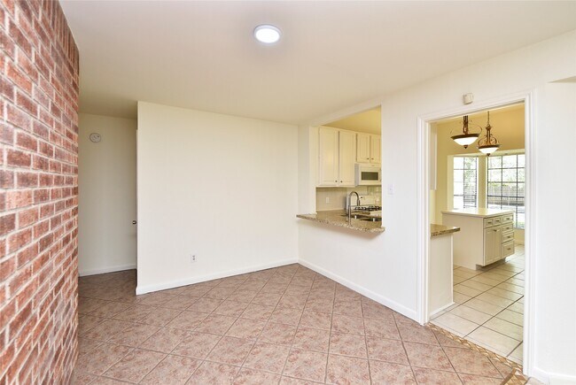 Building Photo - 2035 Shorewood Ln
