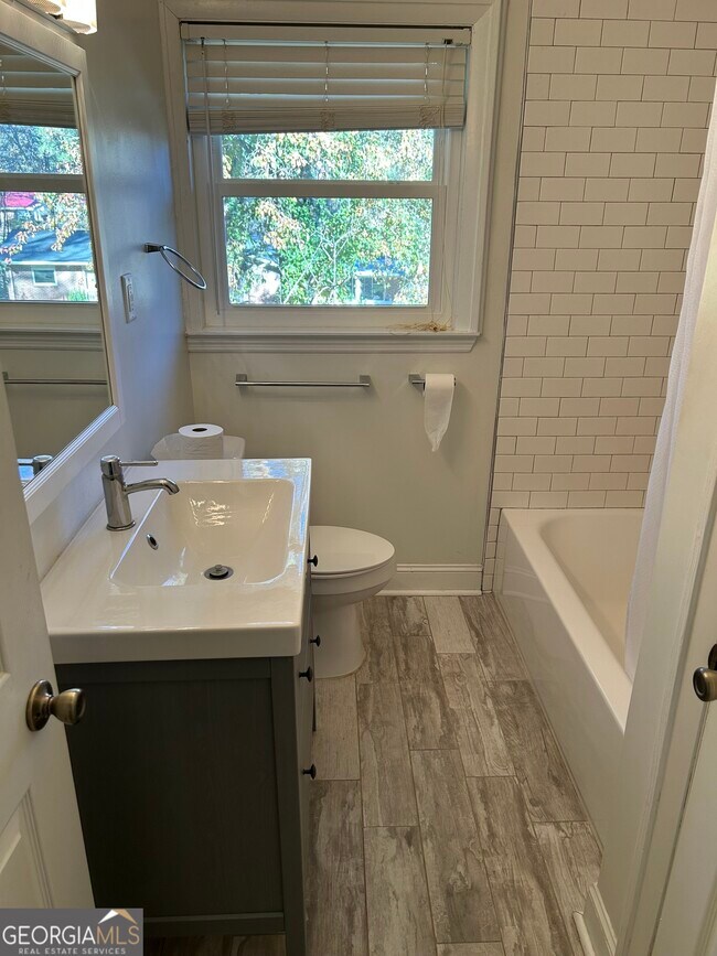 Building Photo - 116 Colonial Dr