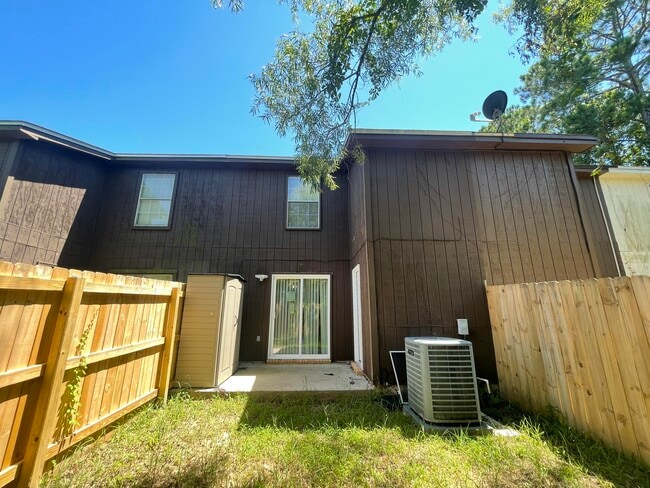 Building Photo - 1805 Whispering Oaks Ln
