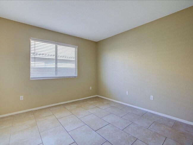 Building Photo - 3 Bedroom 2 Bathroom with Den!