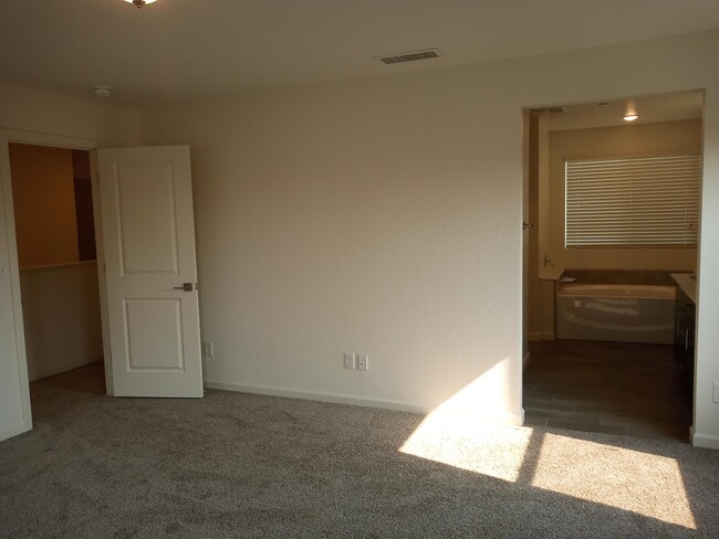 Building Photo - 1945 Kelly Ln