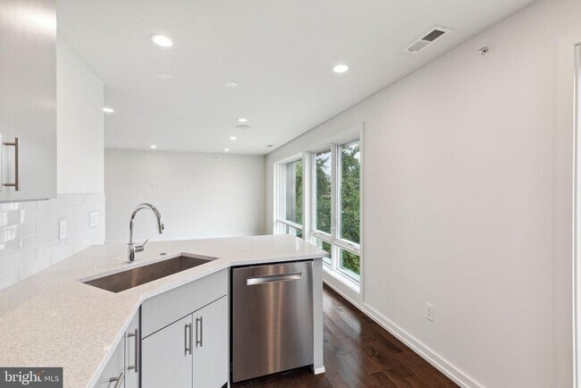 Building Photo - 708 S Sartain St