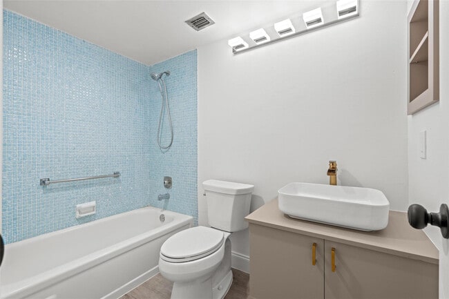 Building Photo - 204 Mansfield F