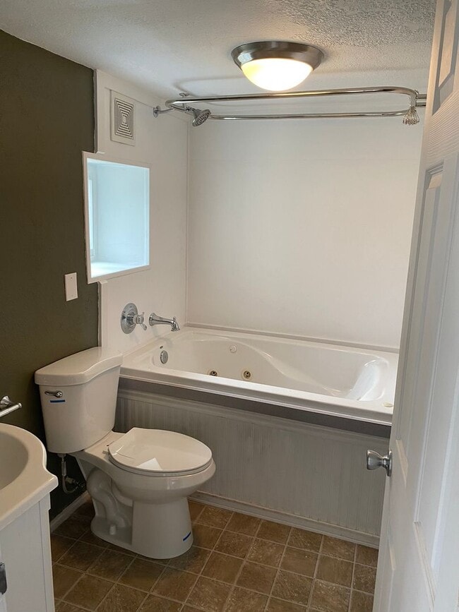 Building Photo - ALL UTILITIES INCLUDED - 3 bed duplex
