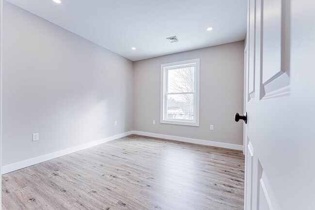 Building Photo - 3 Strafford Rd